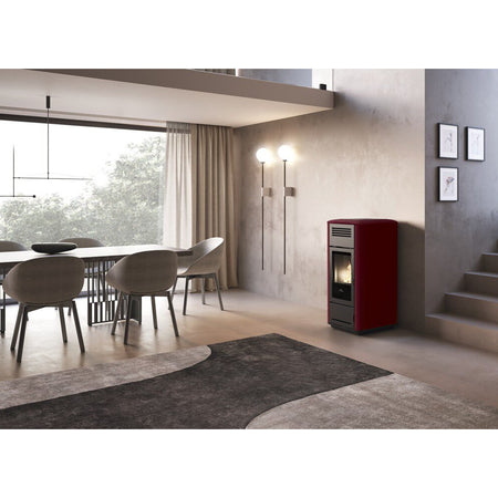 Edilkamin rechteckiger Pelletofen Milla H 15 Evo mit Keramikverkleidung in Bordeaux stehend in modernem Wohnraum | Klimaworld.com