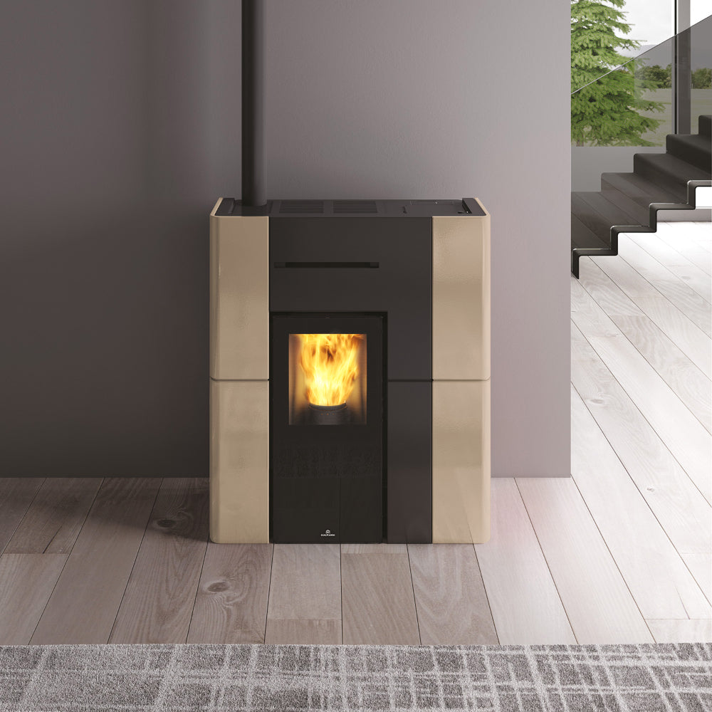 Rechteckiger Pelletofen BLADE H 15 EVO von Edilkamin mit Keramikverkleidung in Beige in hellem Flur | Klimaworld.com