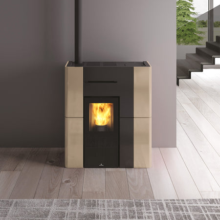 Rechteckiger Pelletofen BLADE H 15 EVO von Edilkamin mit Keramikverkleidung in Beige in hellem Flur | Klimaworld.com