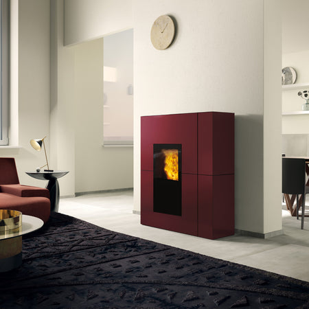 Rechteckiger Pelletofen Blade H 19 Evo von Edilkamin mit bordeaux Stahlverkleidung in modernem Wohnraum | klimaworld.com