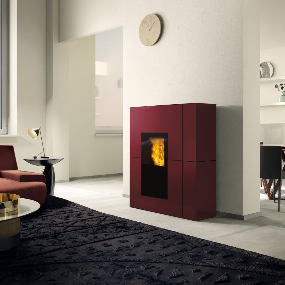 Edilkamin wasserfuehrender Kaminofen BLADE H 23 EVO, Stahl bordeaux, Ambientebild Wohnzimmer | Klimaworld.com