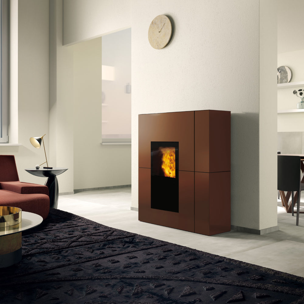 Rechteckiger Pelletofen Blade H 19 Evo von Edilkamin mit bronze Stahlverkleidung in modernem Wohnraum | klimaworld.com