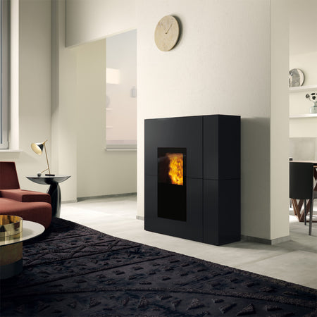 Edilkamin wasserfuehrender Kaminofen BLADE H 23 EVO, Stahl schwarz, Ambientebild Wohnzimmer | Klimaworld.com