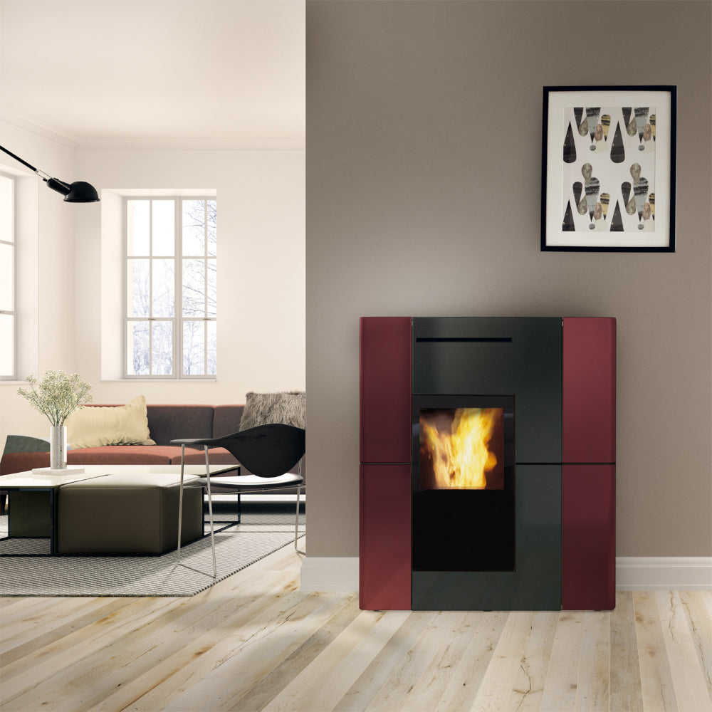 Edilkamin wasserfuehrender Kaminofen BLADE H 23 EVO, Keramik bordeaux, Ambientebild Wohnzimmer | Klimaworld.com