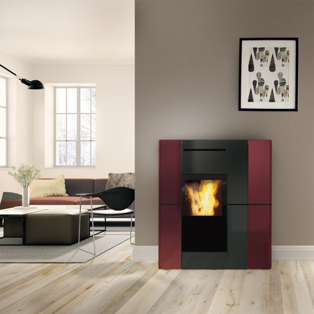 Edilkamin wasserfuehrender Kaminofen BLADE H 23 EVO, Keramik bordeaux, Ambientebild Wohnzimmer | Klimaworld.com