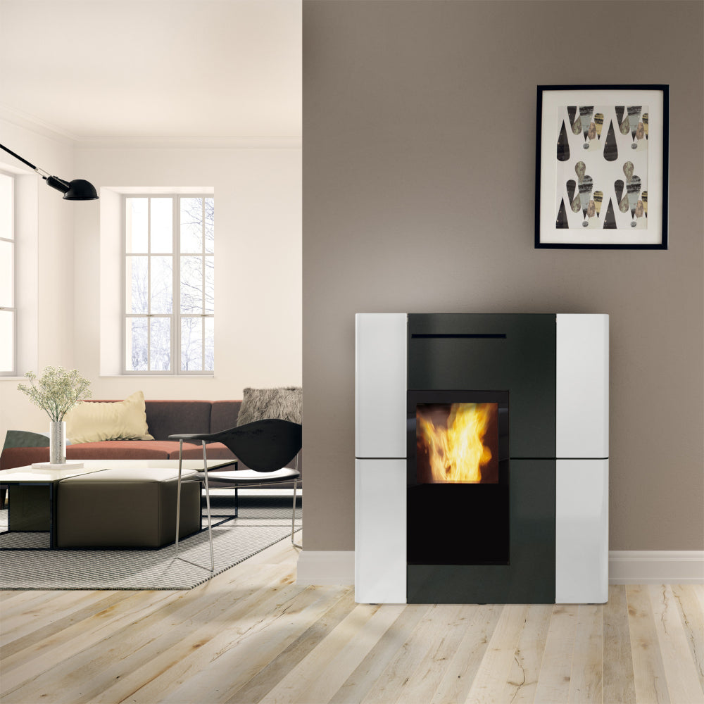 Edilkamin wasserfuehrender Kaminofen BLADE H 23 EVO, Keramik weiß, Ambientebild Wohnzimmer | Klimaworld.com