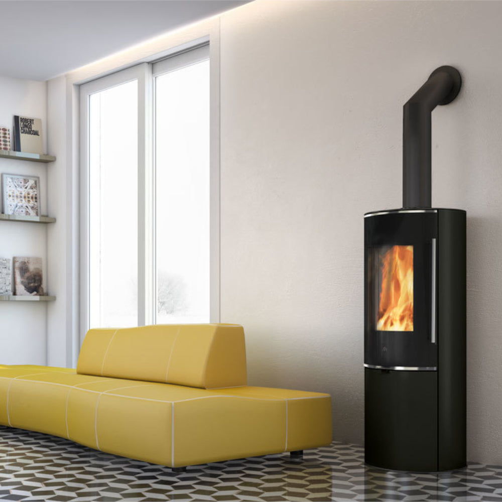 Edilkamin Kaminofen Tally GL INT mit schwarzer Verkleidung und Flammenbild in modernem Ambiente | klimaworld.com