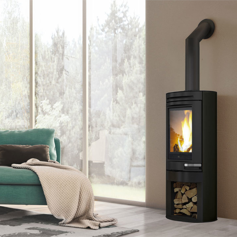 Edilkamin schwarzer Kaminofen Tally Int mit Holzlagerfach und Flammenbild in winterlichem Ambiente | klimaworld.com