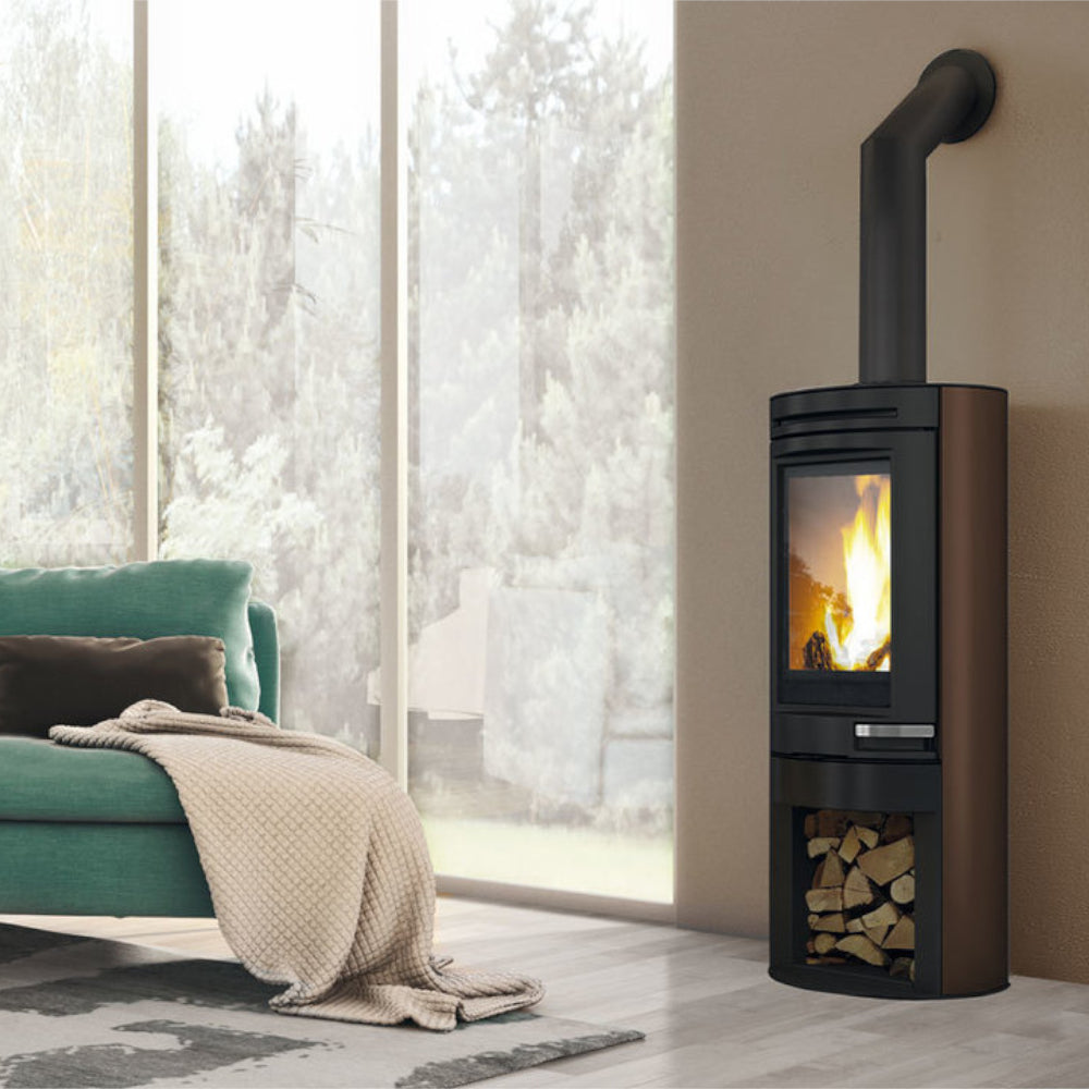 Edilkamin bronze Kaminofen Tally Int mit Holzlagerfach und Flammenbild in winterlichem Ambiente | klimaworld.com
