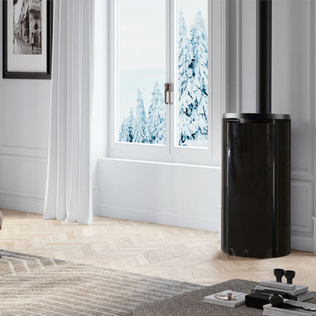 Edilkamin Pelletofen CELIA ATC mit schwarzer Seitenverkleidung und Magic Glas im winterlichem Ambiente | klimaworld.com