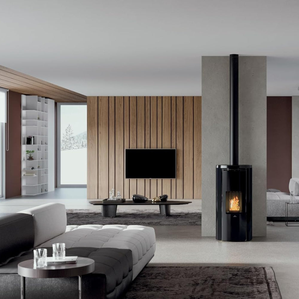 Edilkamin Pelletofen CELIA ATC Plus mit schwarzer Glasverkleidung in modernem Ambiente | klimaworld.com
