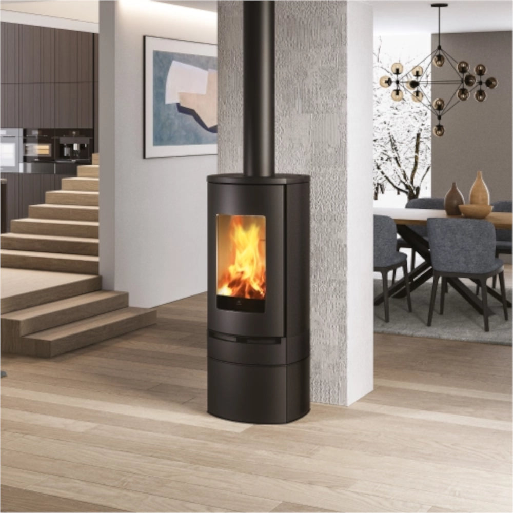 Edilkamin Kaminofen CODE INT in Stahl Schwarz mit Flammenbild in modernem Ambiente | klimaworld.com