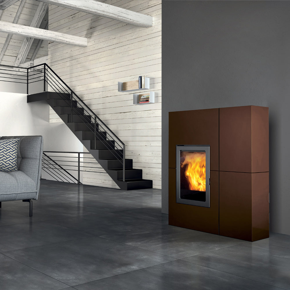 Rechteckiger Edilkamin Pelletofen Blade 12++ Evo in Bronze, freistehend in modernem Flur | klimaworld.com