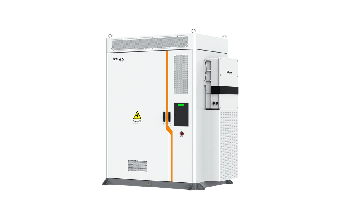 Weißer SolaX AELIO B200 Batterieschrank mit Wechselrichter X3-AELIO-50K Ansicht schraeg rechts mit Abdeckung | Klimaworld
