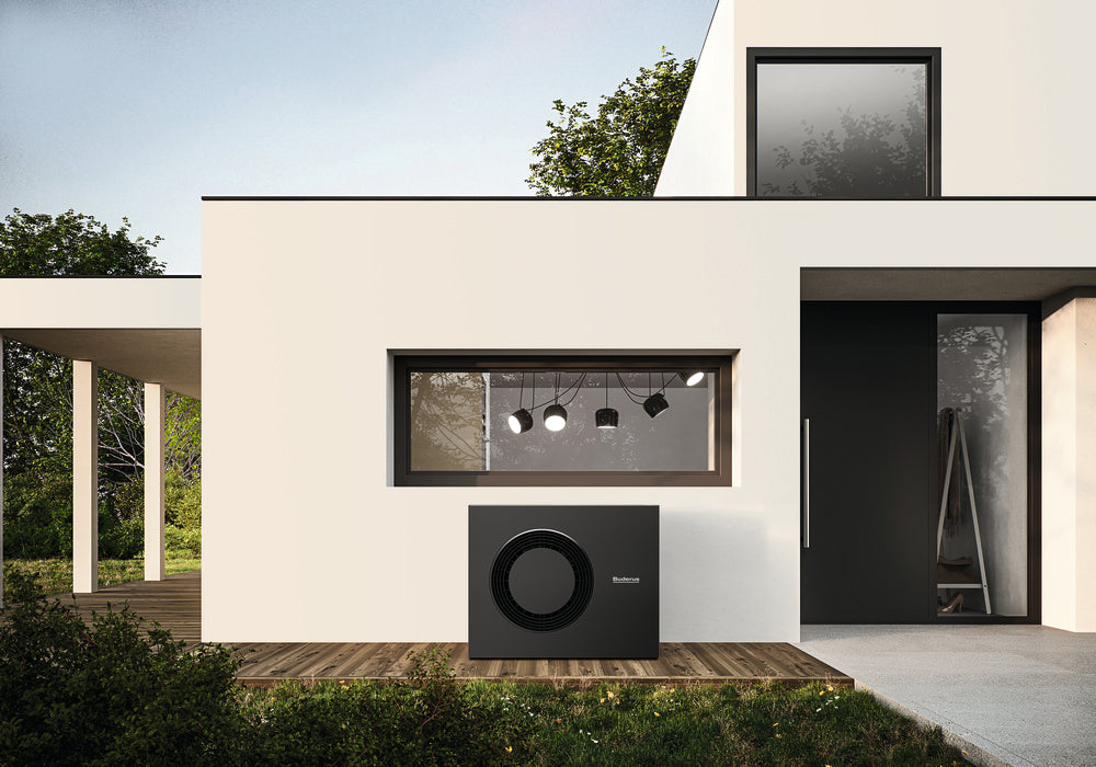 Buderus Waermepumpen Aussengeraet Logatherm M WLW186i-10 AR E W in Schwarz vor modernem Haus auf Holzterrasse | Klimaworld.com