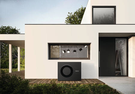 Buderus Waermepumpen Aussengeraet Logatherm M WLW186i-10 AR E W in Schwarz vor modernem Haus auf Holzterrasse | Klimaworld.com