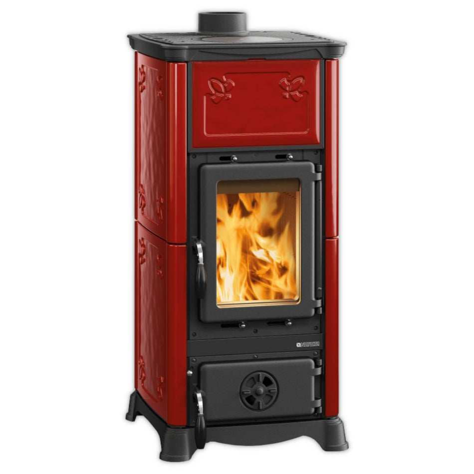 La Nordica Kaminofen EMILIANA.16 in der Farbe bordeaux mit Beispiel Flammenbild | Klimaworld.com