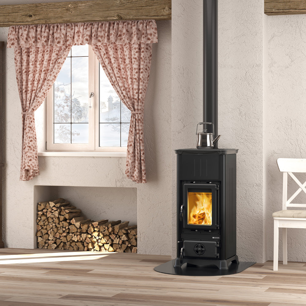La Nordica Holzofen EMILIANA.16 STEEL Ambientebild in gemuetlichem Zimmer | Klimaworld.com