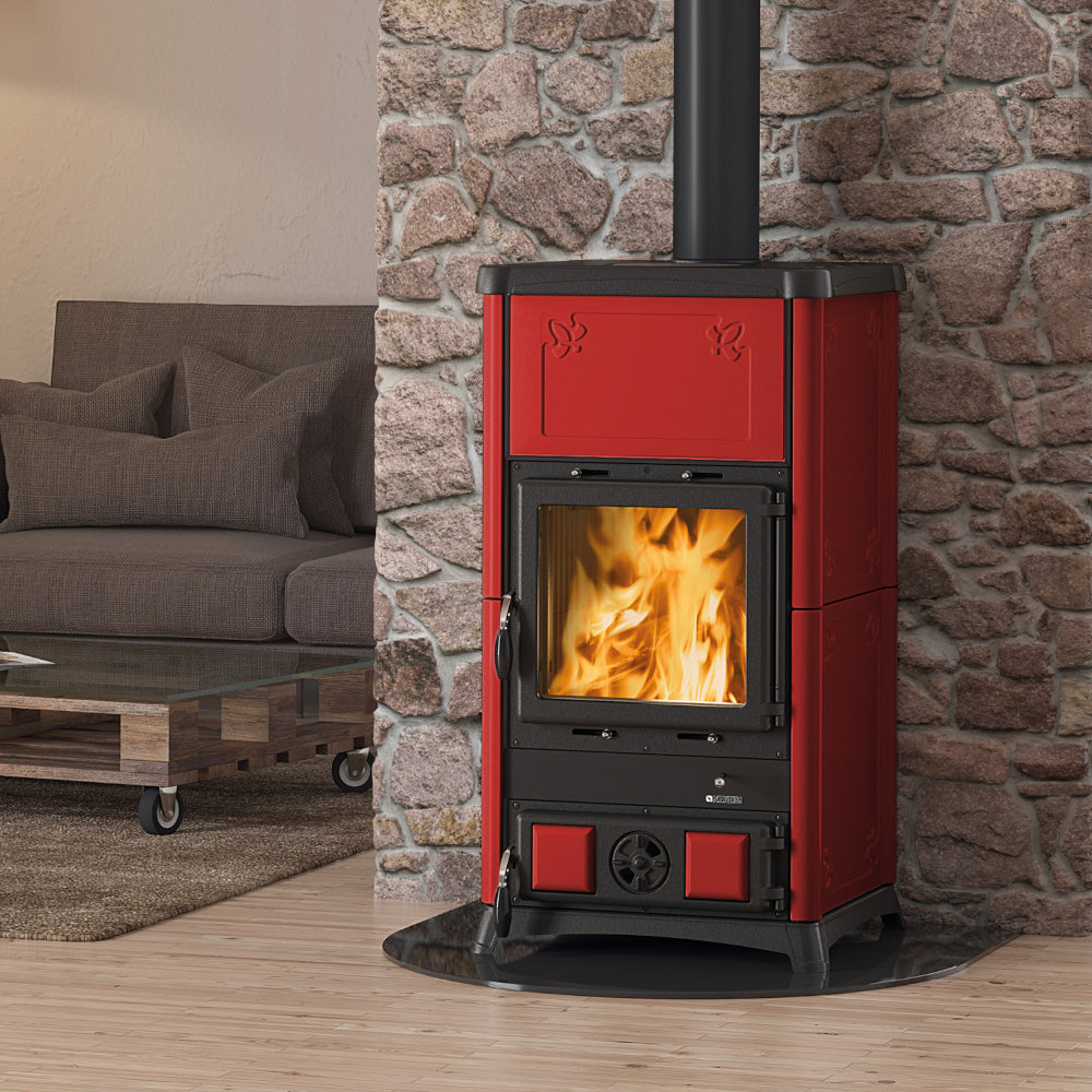 La Nordica Kaminofen FEDORA.16 in Bordeaux mit Flammenbild Beispiel im Wohnzimmer | Klimaworld.com