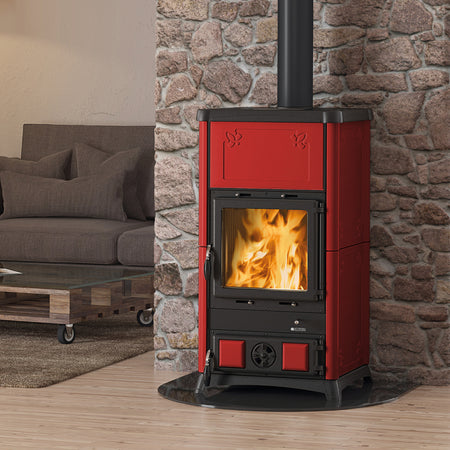 La Nordica Kaminofen FEDORA.16 in Bordeaux mit Flammenbild Beispiel im Wohnzimmer | Klimaworld.com