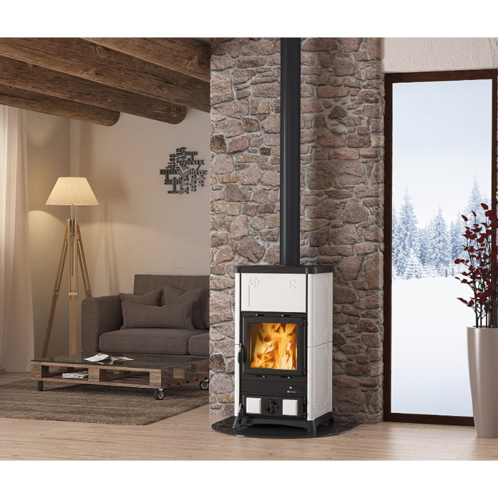 La Nordica Kaminofen FEDORA.16 in Weiss mit Flammenbild Beispiel, Ambientebild im Wohnzimmer | Klimaworld.com