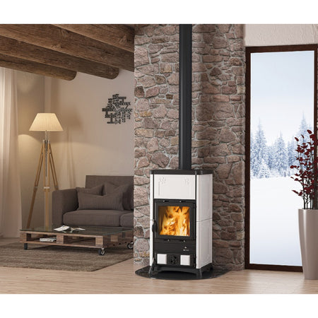 La Nordica Kaminofen FEDORA.16 in Weiss mit Flammenbild Beispiel, Ambientebild im Wohnzimmer | Klimaworld.com