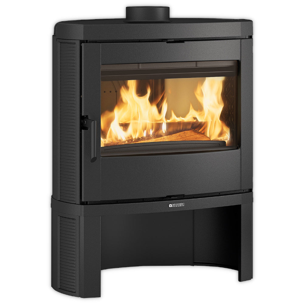 kleiner, breiter La Nordica Kaminofen JENNIFER.16 in Anthrazit Schwarz mit sichtbaren Flammen und extra langem Holz | Klimaworld.com