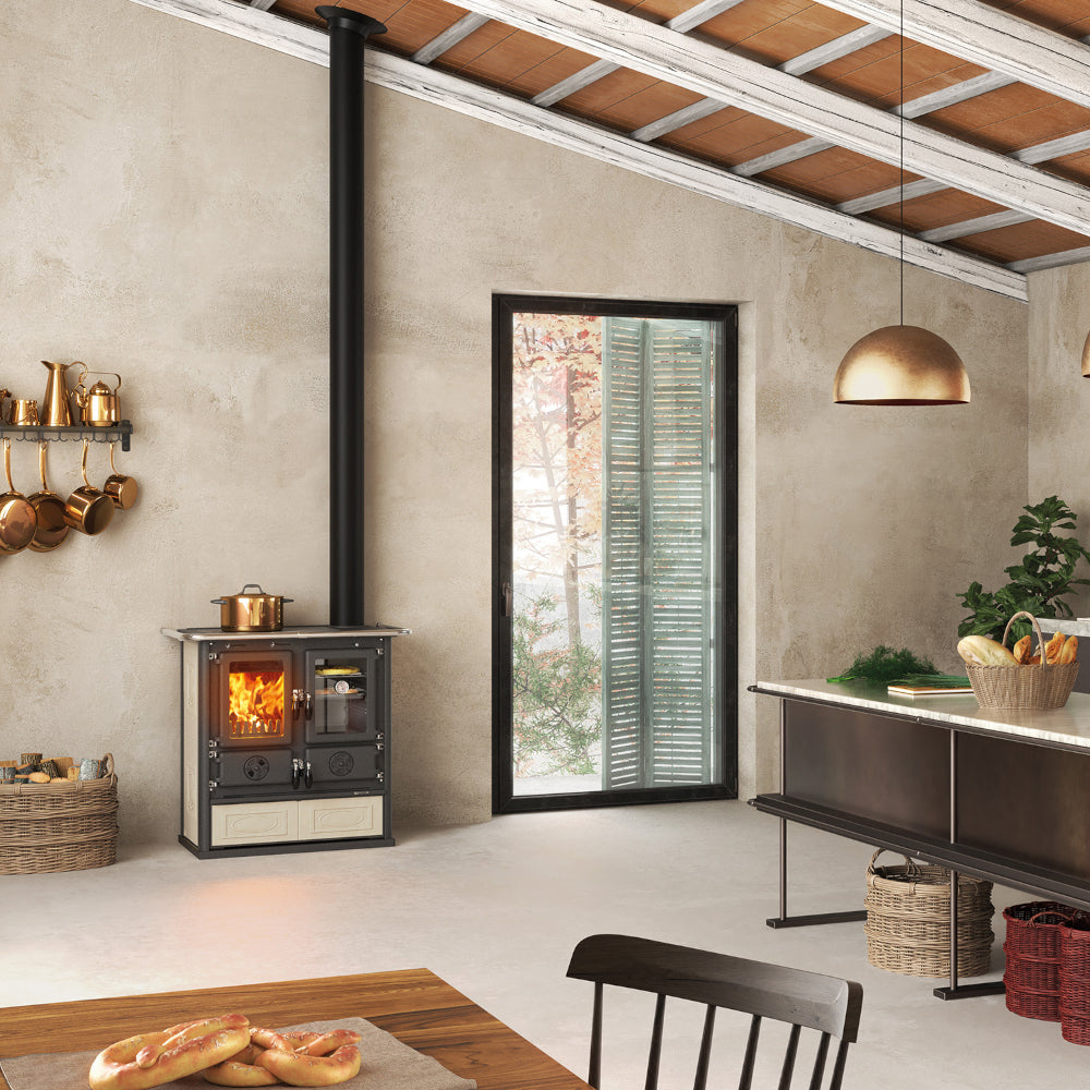 La Nordica Kuechenofen ROSETTA.16 Ceramica, beige verzierte Seiten, Feuerraum links, Backfach rechts in moderenem, minimalistischem Wohnraum | Klimaworld.com
