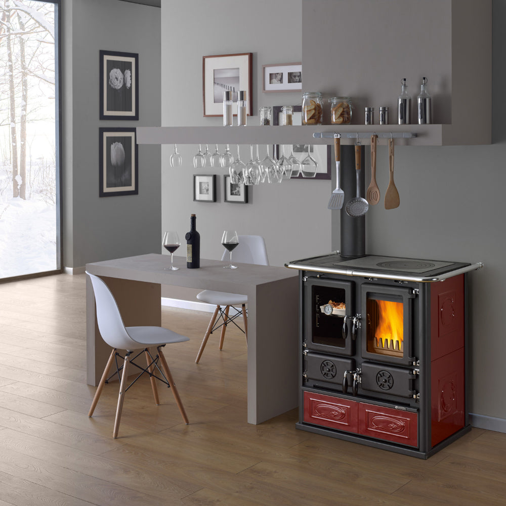 Ambientebild: La Nordica Kuechenofen ROSETTA SX.16 CERAMICA freistehend, schwarze-bordeaux Keramik-Front, Feuer sichtbar, Topf oben, heller moderner Raum | Klimaworld.com