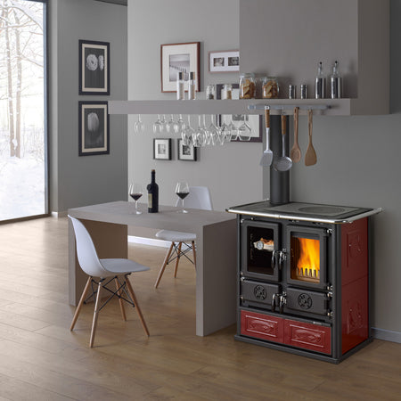 Ambientebild: La Nordica Kuechenofen ROSETTA SX.16 CERAMICA freistehend, schwarze-bordeaux Keramik-Front, Feuer sichtbar, Topf oben, heller moderner Raum | Klimaworld.com