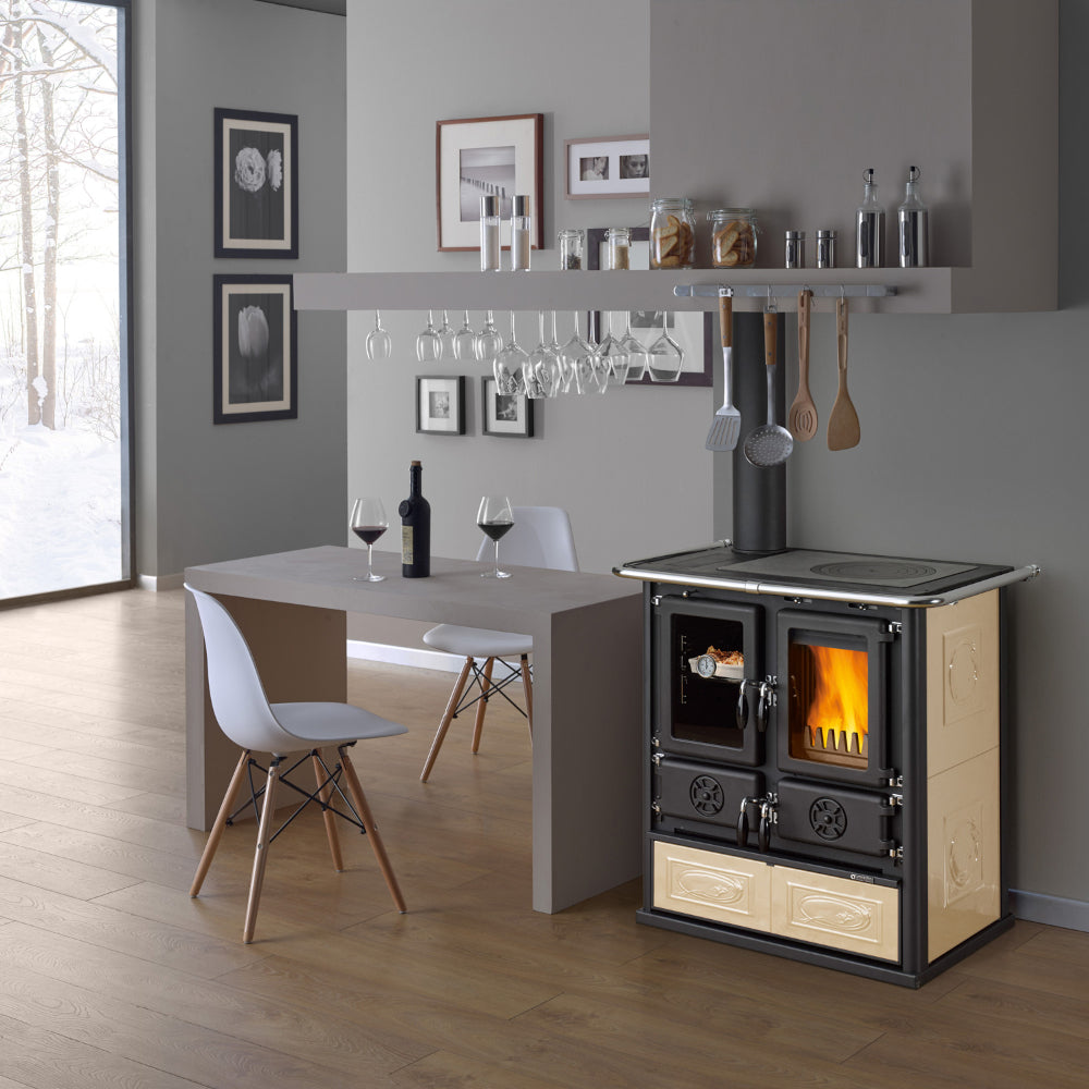 Ambientebild: La Nordica Kuechenofen ROSETTA SX.16 CERAMICA freistehend, schwarze-beige Keramik-Front, Feuer sichtbar, Topf oben, heller moderner Raum | Klimaworld.com