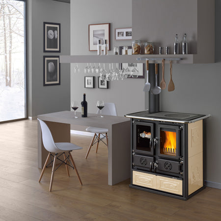 Ambientebild: La Nordica Kuechenofen ROSETTA SX.16 CERAMICA freistehend, schwarze-beige Keramik-Front, Feuer sichtbar, Topf oben, heller moderner Raum | Klimaworld.com
