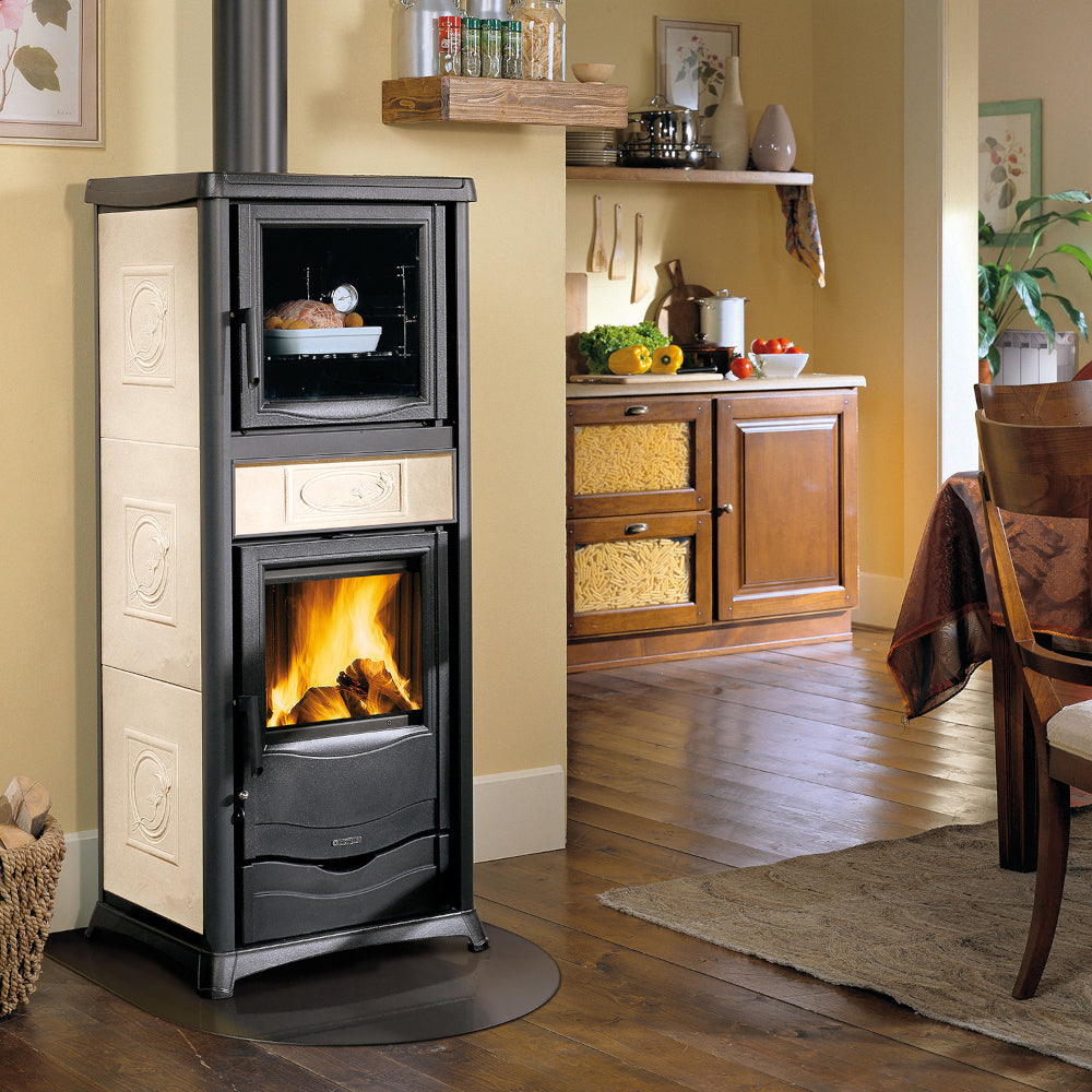 Ambientebild: La Nordica TERMOROSSELLA PLUS FORNO DSA.16 mit Sichtfenster, Backfach und creme Keramik in heller Kueche | Klimaworld.com
