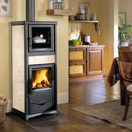 Ambientebild: La Nordica TERMOROSSELLA PLUS FORNO DSA.16 mit Sichtfenster, Backfach und creme Keramik in heller Kueche | Klimaworld.com
