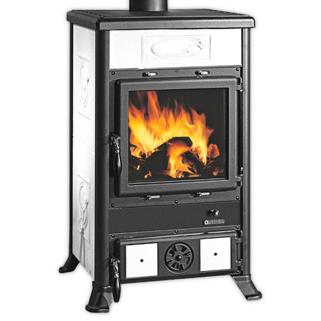 La Nordica Rossella R1.16 Ceramica Holzofen mit weisser, verzierter Keramikverkleidung und Flammenbild im Sichtfenster | Klimaworld.com