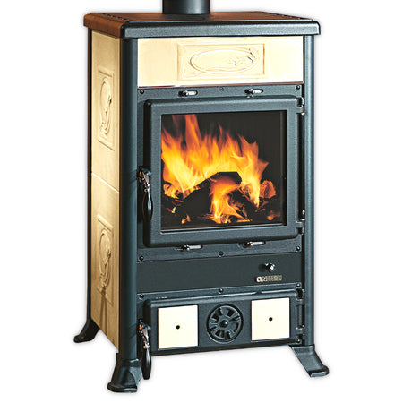La Nordica Rossella R1.16 Ceramica Holzofen mit beiger, verzierter Keramikverkleidung und Flammenbild im Sichtfenster | Klimaworld.com