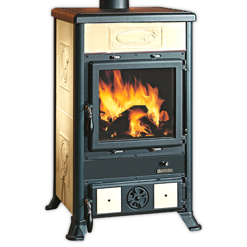 La Nordica Rossella R1.16 Ceramica Holzofen mit beiger, verzierter Keramikverkleidung und Flammenbild im Sichtfenster | Klimaworld.com