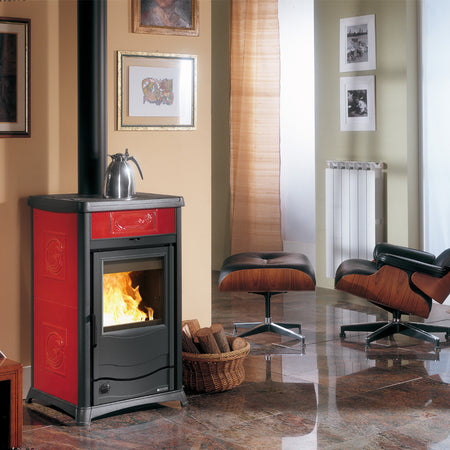 La Nordica Kaminofen TERMOROSSELLA PLUS bordeaux im Beispiel Wohnzimmer | klimaworld.com