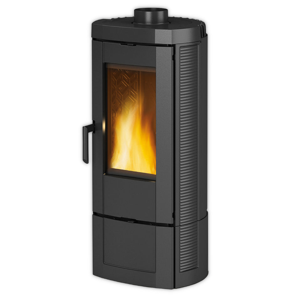 La Nordica CANDY LEAN Holzofen komplett aus schwarzem Gusseisen mit Flammensicht, strukturierte halbrunde Seiten | Klimaworld.com