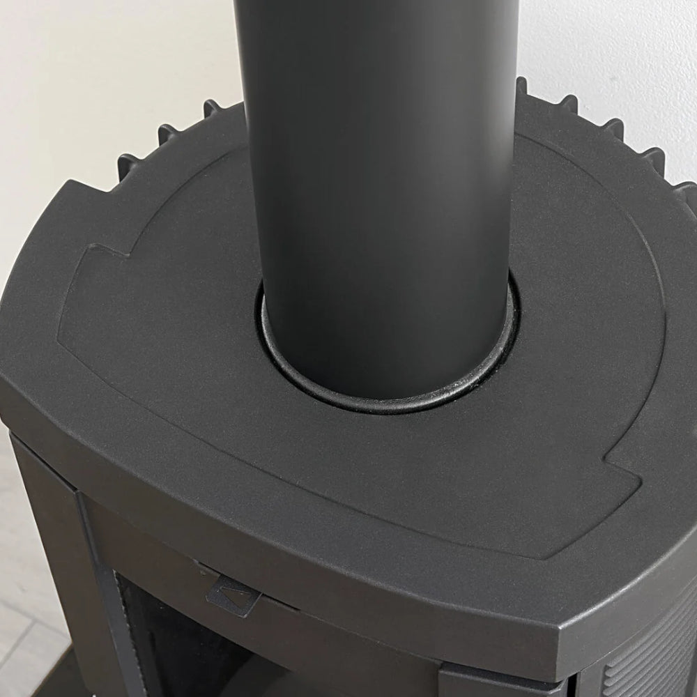 La Nordica Holzofen CANDY LEAN Detailansicht Deckplatte mit Rauchrohranschluss und gezahntem Rand in Schwarz | Klimaworld.com
