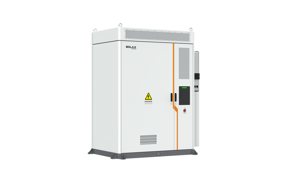 Weißer SolaX AELIO B200 Batterieschrank mit Wechselrichter X3-AELIO-50K Ansicht schraeg links | Klimaworld