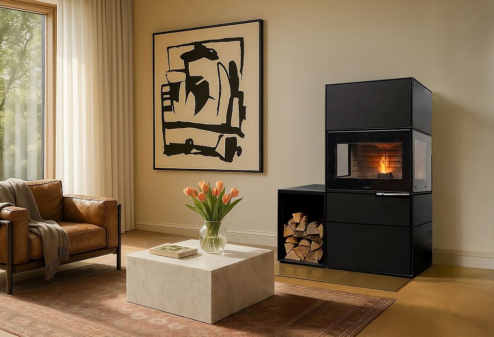 Ambientebild: schwarzer Aduro Hybridofen H6 Lux im Wohnzimmer stehend mit Flamme im Sichtfenster und Holzlager daneben (nicht im Lieferumfang) | Klimaworld.com