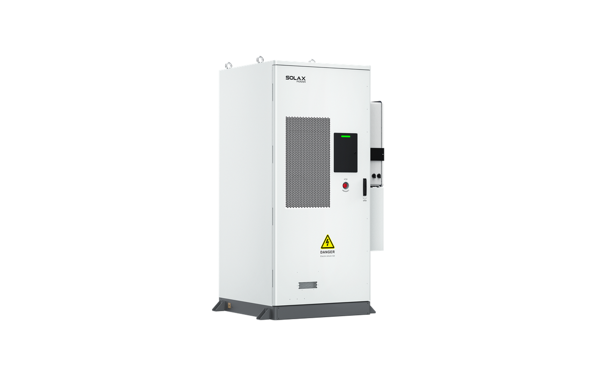 Weißer SolaX AELIO B100 Batterieschrank mit Wechselrichter X3-AELIO-49,9K Ansicht von schraeg links | Klimaworld