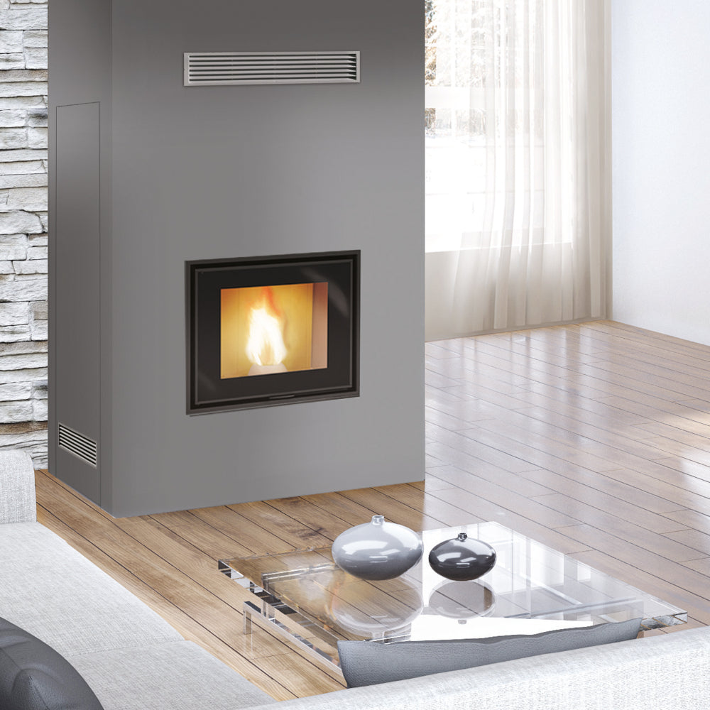 Installierter IDROPELLBOX H 30 Kamineinsatz in modernem Wohnraum, Flammen sichtbar | klimaworld.com