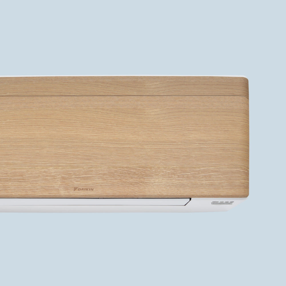 Daikin Stylish FTXA-DP Light Wood Wandgeraet, Detail der hellen Holzfront und weissen Unterseite, abgerundete Seiten | Klimaworld.com
