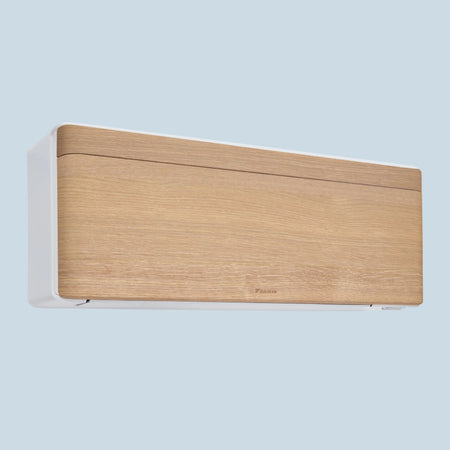 Daikin Stylish FTXA-DP Light Wood Wandgeraet schraeg gezeigt, mit heller Holzfront und weissem Gehaeuse, abgerundete Seiten | Klimaworld.com

