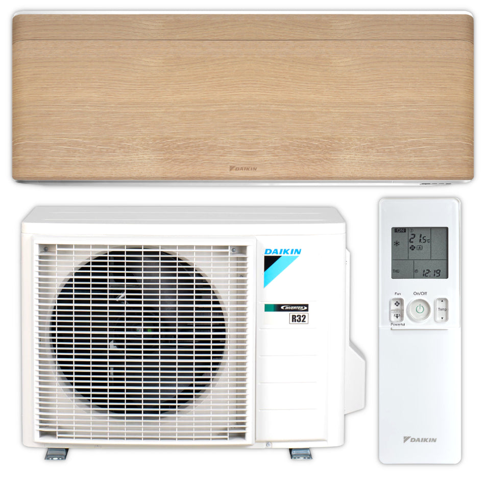 Setbild: Daikin Stylish FTXA-DP Light Wood Wandgeraet mit Holzfront, Aussengeraet und weisser Fernbedienung | Klimaworld.com
