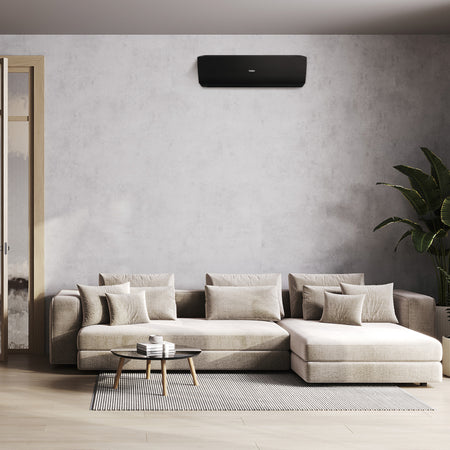 Ambientebild: Haier Klimaanlage Wandgeraet Serene an Wand ueber Sofa, Wohnzimmer mit Tisch, Kissen und Sonnenlicht Schatten | Klimaworld.com