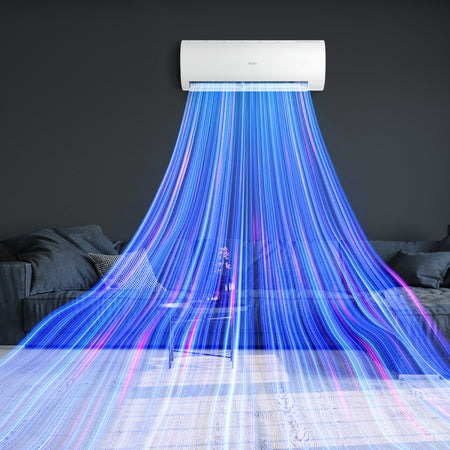Haier Klimaanlage Wandgeraet Pearl Premium mit blauem Luftstrom ueber Sofa | Klimaworld.com
