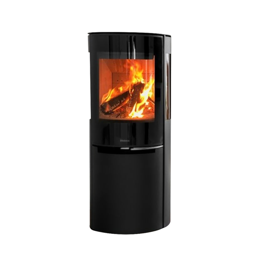 Schwarzer, zylindrischer Aduro Hybridofen H3 Lux mit grossem Sichtfenster und seitlichen Glasflaechen, Flammen im Brennraum | Klimaworld.com